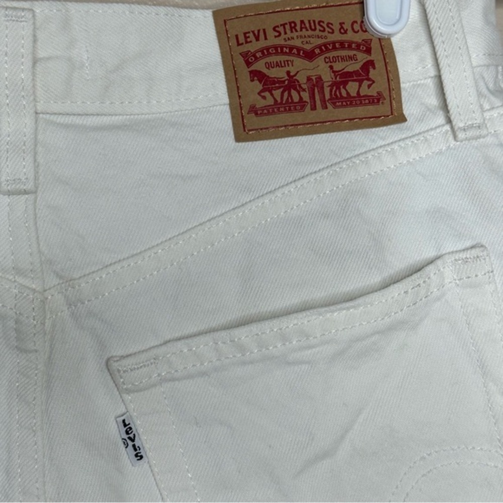 Levis High-Rise Mom Shorts White‎ Raw Hem Size 28 Cut Offs Destressed - Picture 2 of 7
